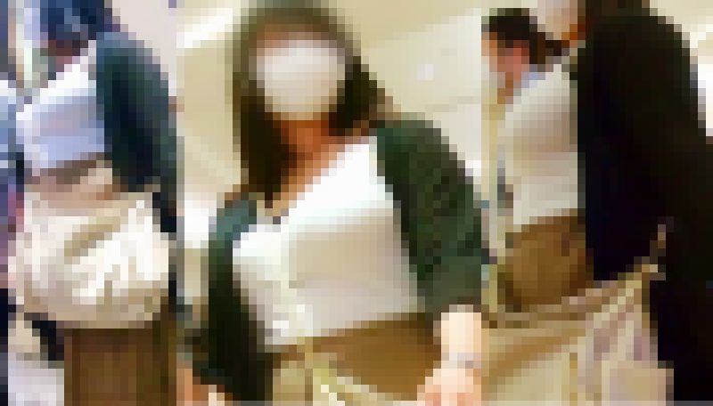 No.744【オマケつき】巨乳がカーディガン隙間でズシ！お乳の存在感から目を離せないお姉さん サンプル画像
