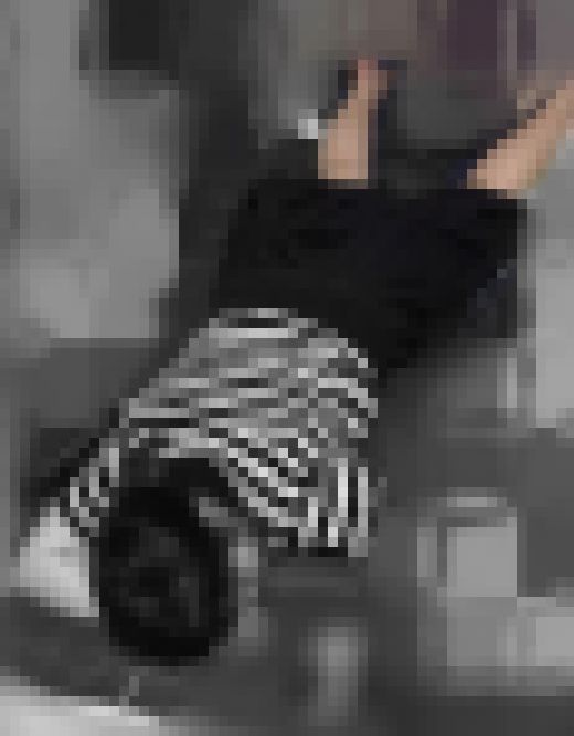 zzz中にバイトの後輩ちゃんをフラッシュ撮影【染み・ハミ毛あり】　サンプル画像1