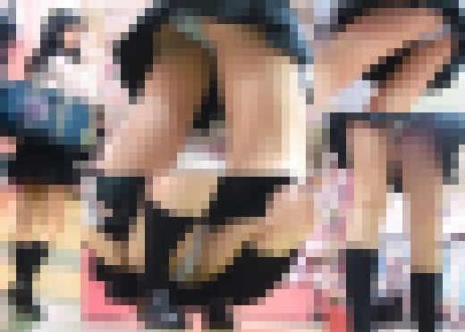 割れ目のスジがくっきり開脚パンチラ&突き出しお尻がエロい！制服女子盗撮　サンプル画像3