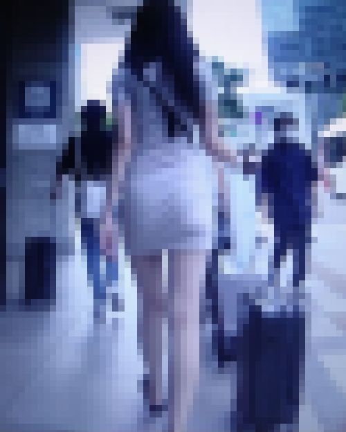超セクシーな長身美形美女がミニピタワンピ着てキャリーバック持って歩いてるよ　サンプル画像1