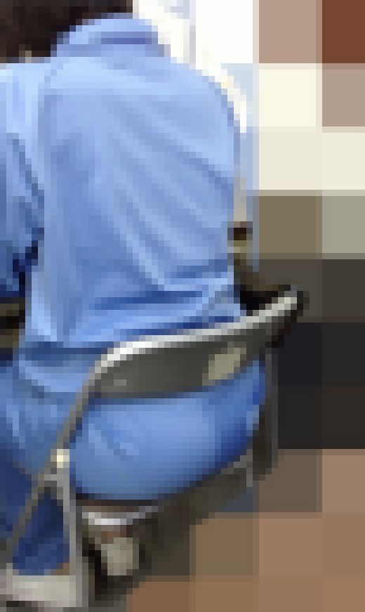 【10代の巨尻】パイプ椅子にみっちりハマっているスライム巨尻　こんなにはみ出しちゃって恥ずかしいw　サンプル画像3