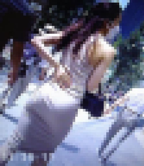 超綺麗で色っぽいお姉さんが光沢あるピタワンピでライン強調して歩いてるよ サンプル画像