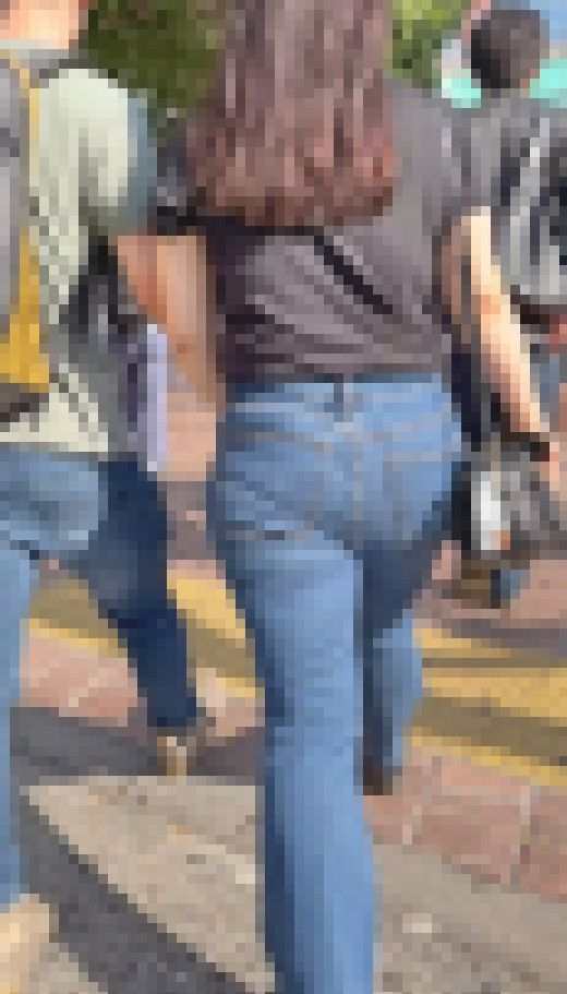 100センチ超えの日本代表級の爆尻＋ハミ出たケツ肉とパンティラインで無差別誘惑！ 超むっちんプリンな出っ尻編＋オマケ付き　サンプル画像2