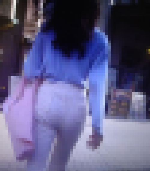 超ハイクラス美女が超絶クビれたウエストからの足長で巨美尻ヒップ強調した白パン履いて歩いてるよ サンプル画像