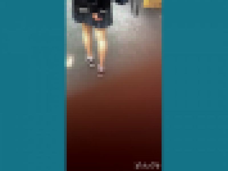 ［K3］けしからん、バス停・待ち姿でパンチラ盗撮・食い込み激しい韓流女子校生♪ 【携帯用・縦動画】 サンプル画像