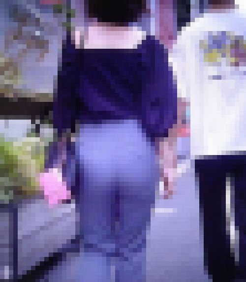 清楚系美女がクビれたウエストで巨美尻ヒップが強調されるピタパン履いて歩いてるよ サンプル画像1