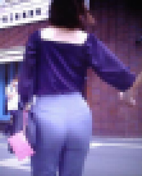 清楚系美女がクビれたウエストで巨美尻ヒップが強調されるピタパン履いて歩いてるよ サンプル画像2