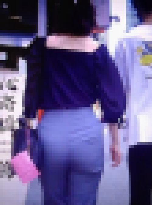 清楚系美女がクビれたウエストで巨美尻ヒップが強調されるピタパン履いて歩いてるよ サンプル画像3