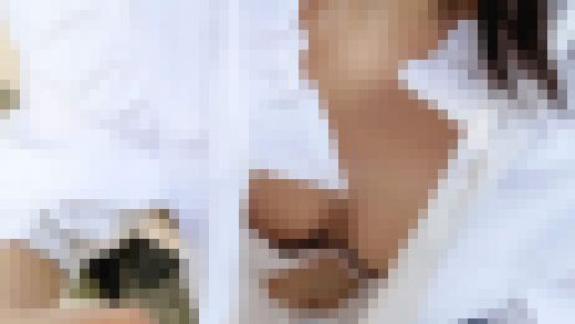 【丸見えパンチラ♡】透け透けの白パンツ/扇風機に仕込んだマイクロカメラ【胸チラ】　サンプル画像1