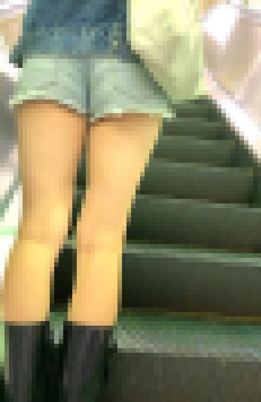 【再販商品SALE】デニムショートパンツから覗くハミ尻！肉尻とはまさにこのこと！エロいカジュアルOLのエスカレーター待ち【6】　サンプル画像2