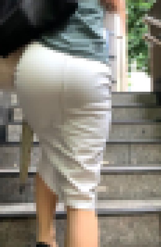 【再販商品SALE】スレンダー体型のOLが白のピッタリタイトスカートをエロく官能的に闊歩して男の目線を釘付けに【4】　サンプル画像2