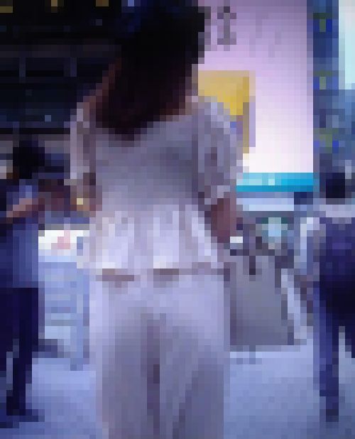 オシャレ美女がペラペラパンツ履いてＴラインを時折見せながら風に吹かれて歩いてるよ サンプル画像