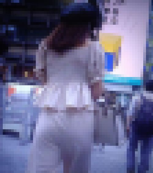 オシャレ美女がペラペラパンツ履いてＴラインを時折見せながら風に吹かれて歩いてるよ　サンプル画像1