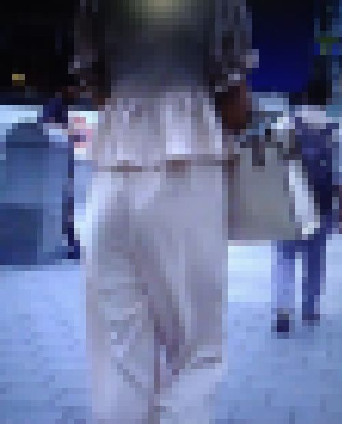 オシャレ美女がペラペラパンツ履いてＴラインを時折見せながら風に吹かれて歩いてるよ　サンプル画像2