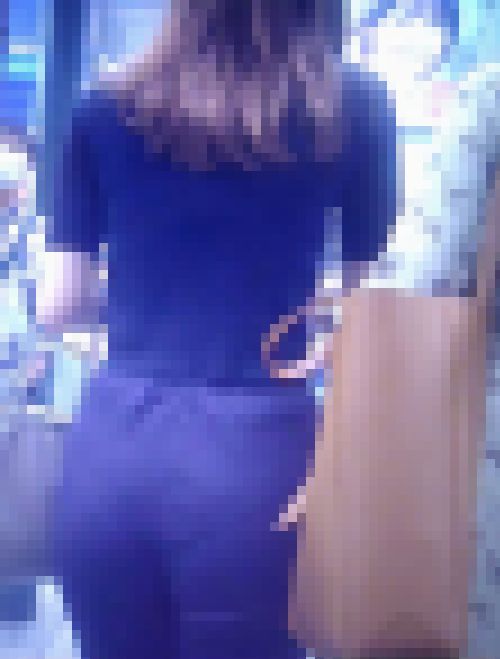 スタイル抜群のカッコいい系美女がピタパンＴライン出して歩いてるよ　サンプル画像2