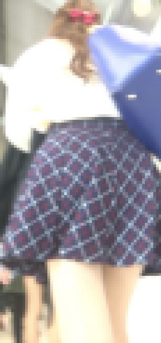 [★新作]パンチラ盗撮 女子大生 レースの白パンツがハミ出し　サンプル画像1