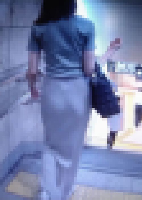 清楚系の激カワメガネ大人美女がピタワンピ履いてＴライン出てるの気にしながら歩いてるよ　サンプル画像1