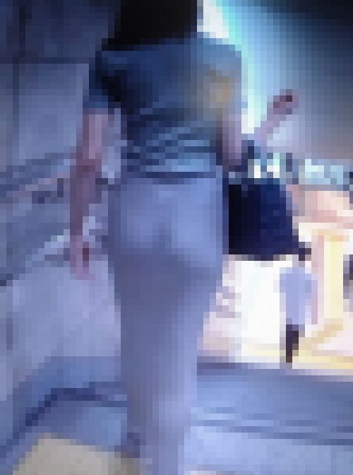 清楚系の激カワメガネ大人美女がピタワンピ履いてＴライン出てるの気にしながら歩いてるよ　サンプル画像2