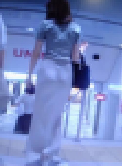 清楚系の激カワメガネ大人美女がピタワンピ履いてＴライン出てるの気にしながら歩いてるよ　サンプル画像3