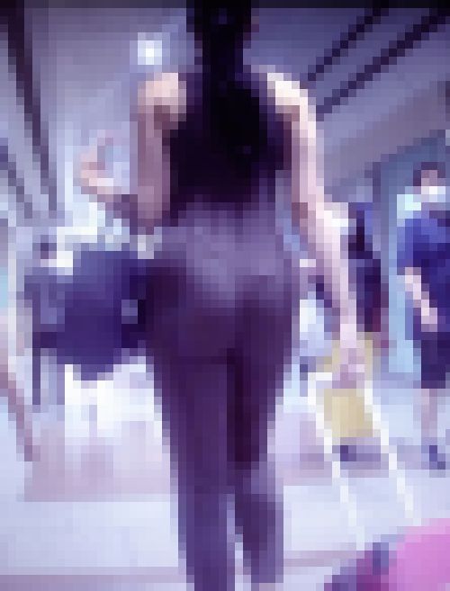 超絶ダイナマイトボディの美女が裸よりもエロいピタヨガスーツを着て視線を浴びながら歩いてるよ サンプル画像