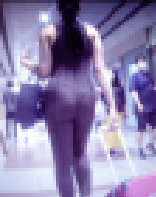 超絶ダイナマイトボディの美女が裸よりもエロいピタヨガスーツを着て視線を浴びながら歩いてるよ　サンプル画像1