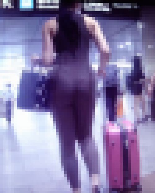 超絶ダイナマイトボディの美女が裸よりもエロいピタヨガスーツを着て視線を浴びながら歩いてるよ　サンプル画像2