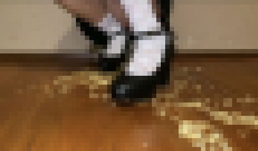 【踏まれ視点】メイドさんのポテチクラッシュ　サンプル画像3