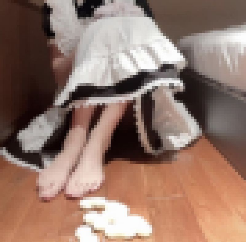 メイドさんの足でこねるおやつ作り サンプル画像