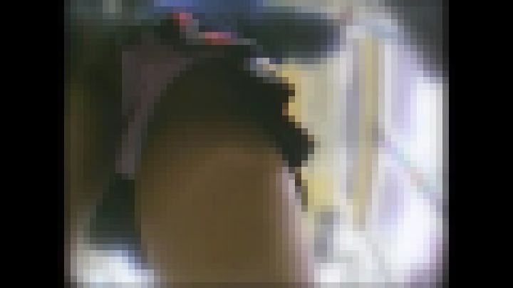 【素人パンチラ】完全に捲れ上がってます! サンプル画像