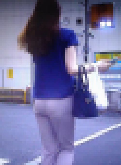 スタイル抜群の清楚系美人OLが美脚プリ尻で六本木交差点を薄ピタパン透かして歩いてるよ サンプル画像