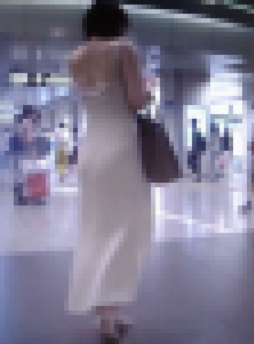 超エッチなスタイルのお姉さんがピタワンピ着てクビレ巨美尻ヒップ見せつけて歩いてるよ　サンプル画像1