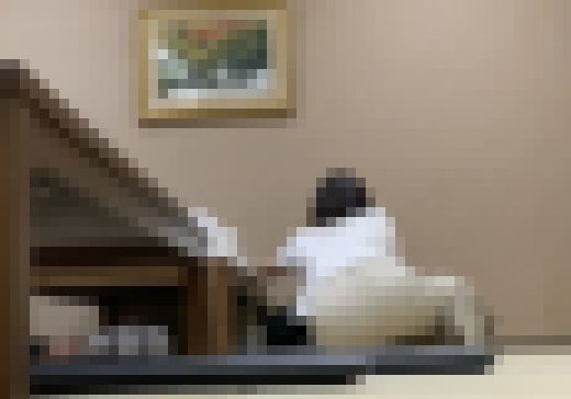 【10代の巨尻】若さあふれるタイトスカート巨尻　漫画に夢中で突き出し巨尻を視○されまくりw サンプル画像