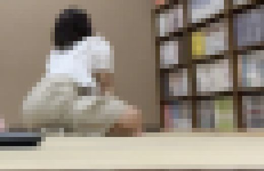 【10代の巨尻】若さあふれるタイトスカート巨尻　漫画に夢中で突き出し巨尻を視○されまくりw　サンプル画像1