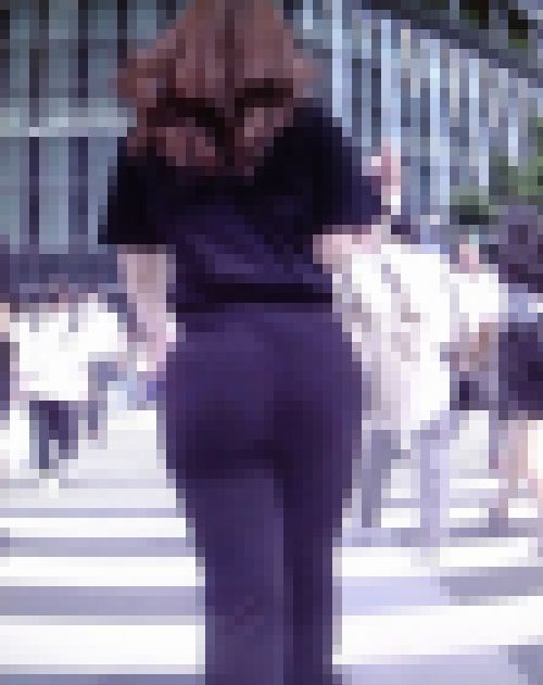 顔はメチャクチャ美形で綺麗なのにお尻のデカさが異常過ぎてカワイソウだけどピタパンのウネりに興奮する サンプル画像