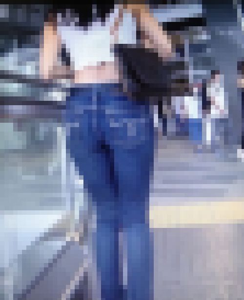 極上美女がピタピタデニム履いてプリ尻見せつけながらエスカレーター乗ってるよ サンプル画像