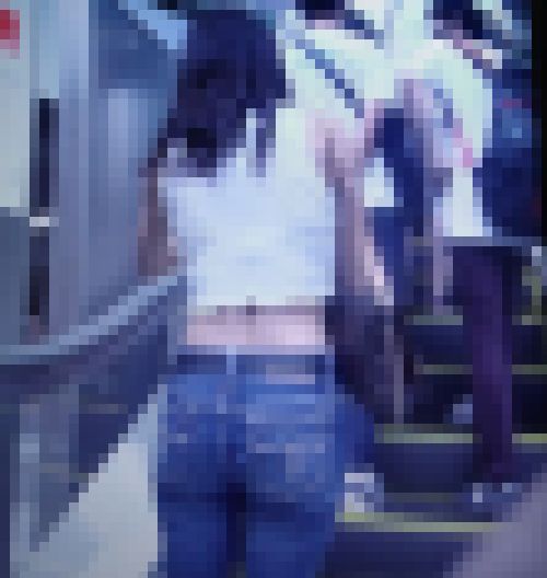 極上美女がピタピタデニム履いてプリ尻見せつけながらエスカレーター乗ってるよ サンプル画像3