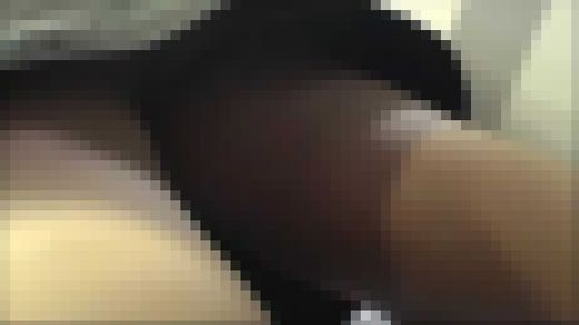 ◇妄想パンチラ電車バス　女性の股間を接近激写　Part 2　サンプル画像1