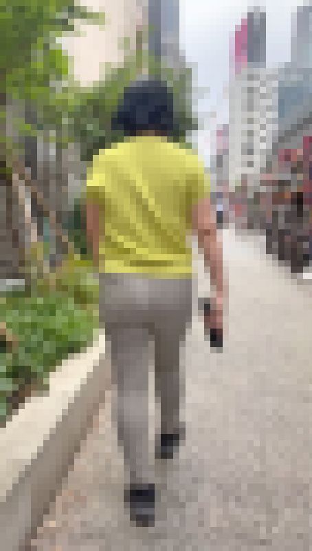 40代の熟した寸胴エロボディにどっしり巨尻をムニュらせて男を誘惑！ 下品なチノパンむっちり奥様編 サンプル画像