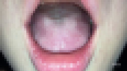 【口/唇/舌/のどちんこフェチ】ホクロの似合うお姉様の口を奥までアップで撮影（下着姿）　サンプル画像1