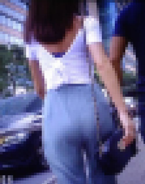 超セクシー美人ギャルが薄布ペラペラピタパン履いて巨美尻フリながら歩いてるよ　サンプル画像1