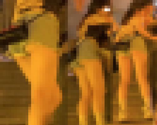 高画質 夜の街 短パンから白パンがはみ出して　サンプル画像2