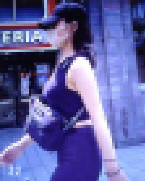 自分に自信ありまくりセレブ感満載の神スタイル美女が美体を見せつけながら歩いてるよ　サンプル画像1