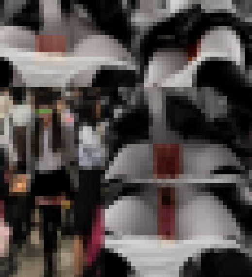 【電車痴漢動画10】前方責めで潮吹く敏感制服ニーソ美少女　サンプル画像3