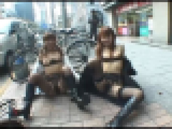 【ジャネス】街中で公開ゲリラプレイでレズる露出好きな女たち #002 [DFTA-079-02] サンプル画像