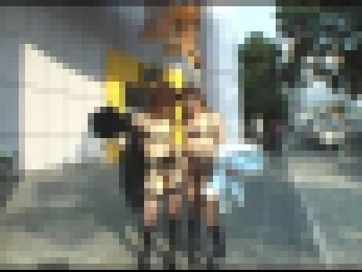 【ジャネス】街中で公開ゲリラプレイでレズる露出好きな女たち #002 [DFTA-079-02]　サンプル画像2