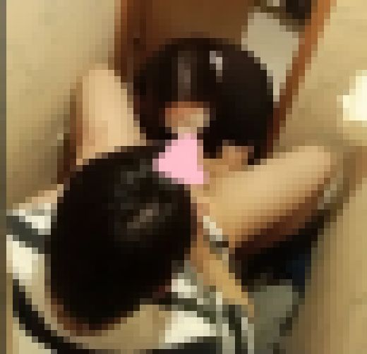 大丈夫、バレないよ♡ 女子大生を会社に呼び出し、同僚のすぐ横でじゅるじゅるディープスロートで抜いてもらう　サンプル画像2