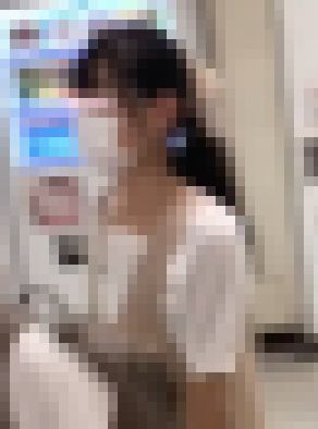 【衝撃】エロすぎる黒パンティ思い切り透けてる美尻美女　サンプル画像1