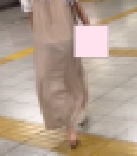 【衝撃】エロすぎる黒パンティ思い切り透けてる美尻美女　サンプル画像2