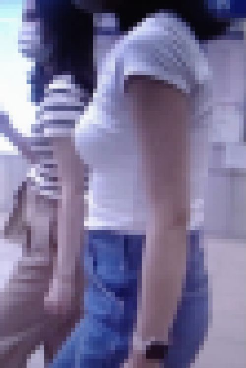 お椀型の膨らみが妙にエッチな清楚系美少女が歩いてるよ　サンプル画像2
