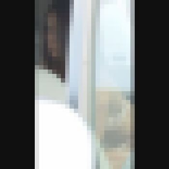 【レア】海の野外駐車場での着替えを盗撮。日焼けあとがエロい20代の茶髪お姉さんです。 サンプル画像1